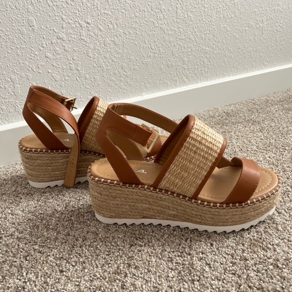 NWOT SODA Wedges